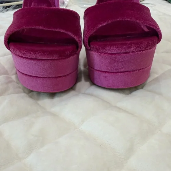 NEW Gianni Bini Karmello Velvet Flower Ankle Strap
Platform Dress Sandals - Picture 9 of 9